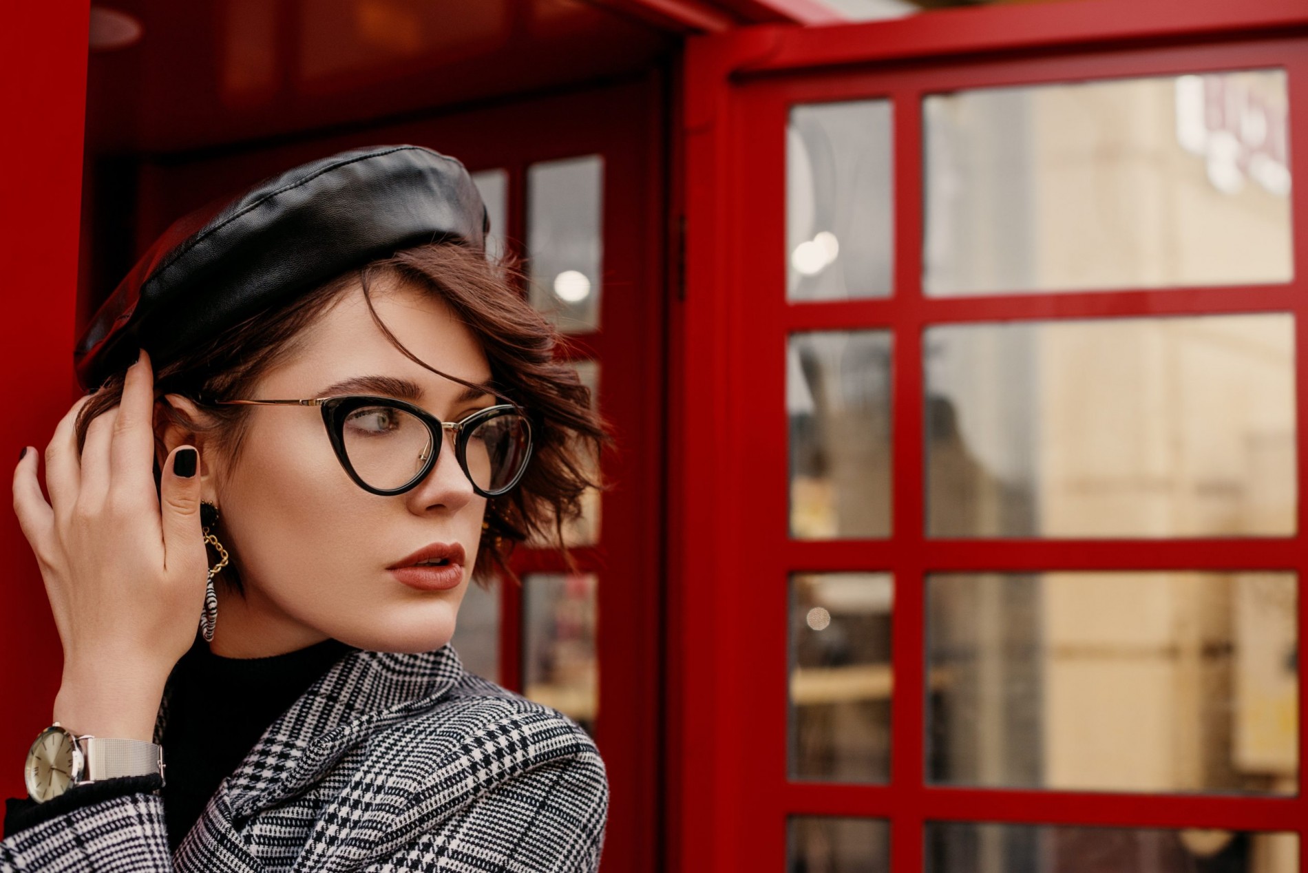 a-trendy-womans-guide-to-cat-eye-glasses-scaled