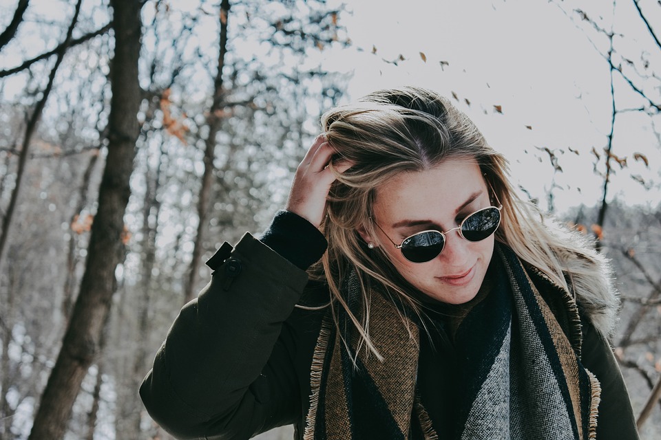 woman-wearing-sunglasses-in-the-winter