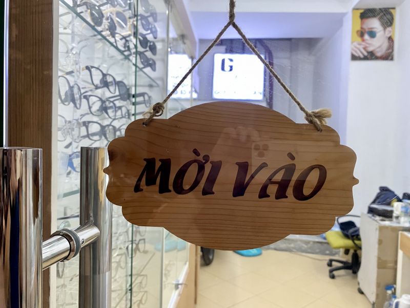 Tấm bảng nhỏ trước cửa hàng G-shop