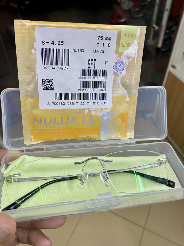 Tròng kính Hoya Nulux với lớp váng cao cấp