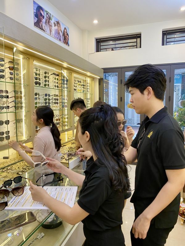 Ngoài trời thì hơi nắng nhưng tại G-shop thì đang rất mát mẻ.