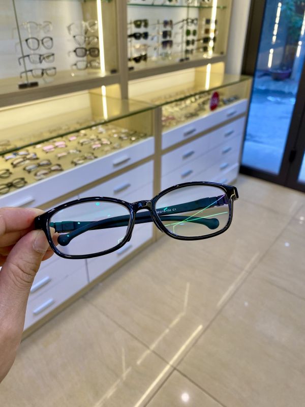😖 Một bạn bé với đôi mắt Viễn tới +4.25 loạn -3 qua G-shop Mua gọng và cắt mắt được chúng mình vừa hoàn thiện!