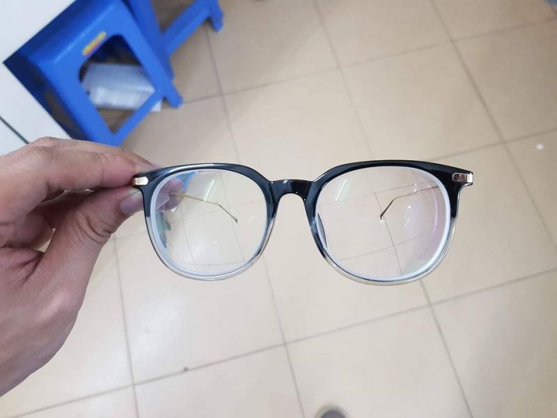 Mắt cận 9 độ lắp vào gọng khá to chiết suất 1.67