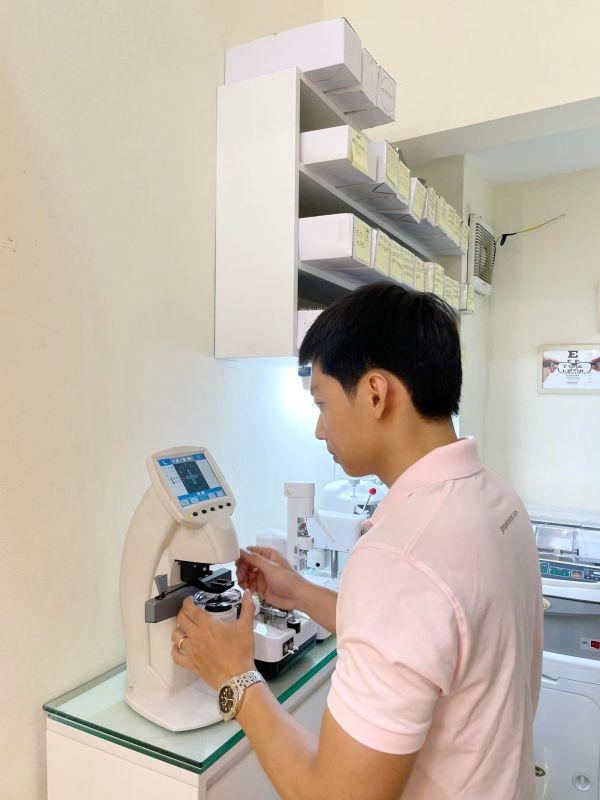 Mắt kính chất lượng: Kính mắt có cấu tạo 2 phần:Gọng kính và Mắt kính