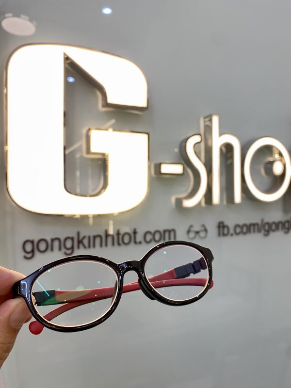 😰 Mắt bé bị viễn loạn bẩm sinh