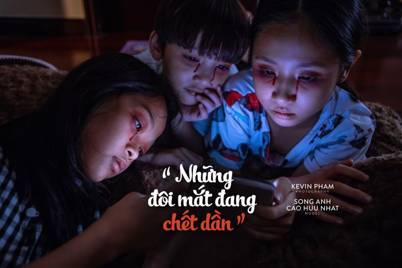 ❌'Những đôi mắt đang chết dần': Bộ ảnh bóc trần cách dạy con bằng điện thoại của cha mẹ thời hiện đại