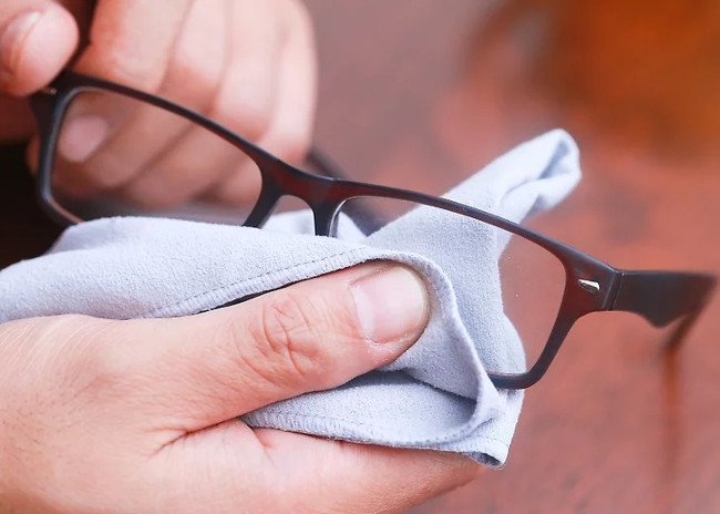 3 sai lầm khi vệ sinh mắt kính thường gặp mà nhiều người mắc phải