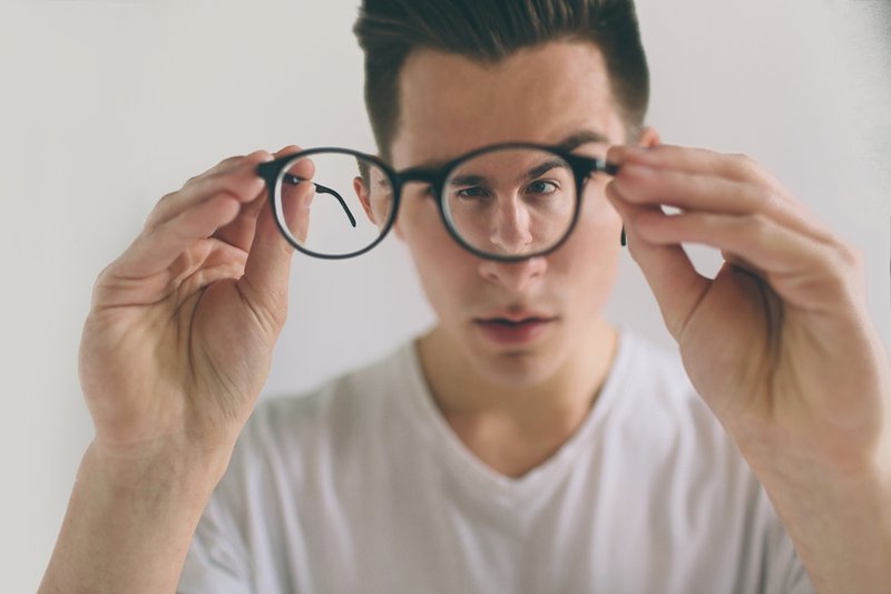 Bị cận thị có nên đeo kính thường xuyên?