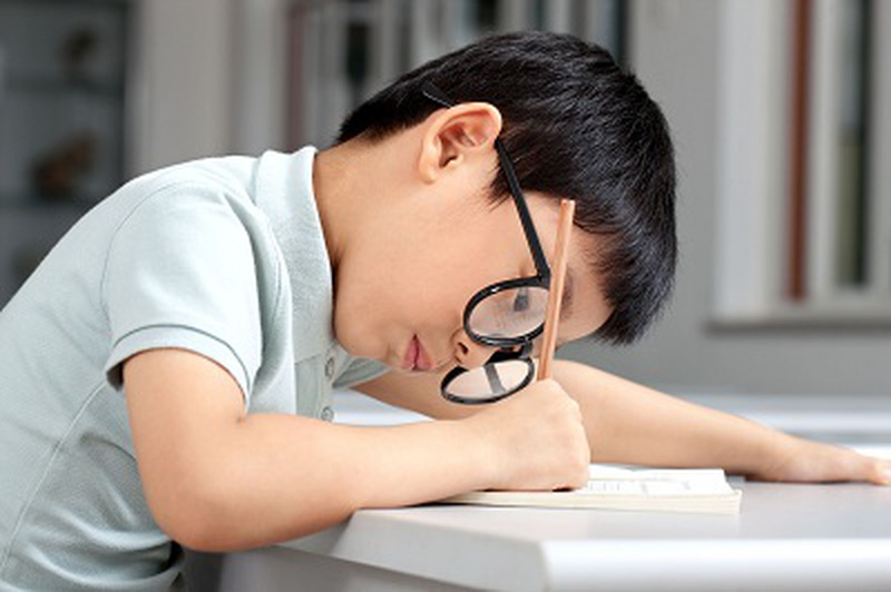 Nguyên nhân khiến trẻ bị cận thị và cách phòng tránh