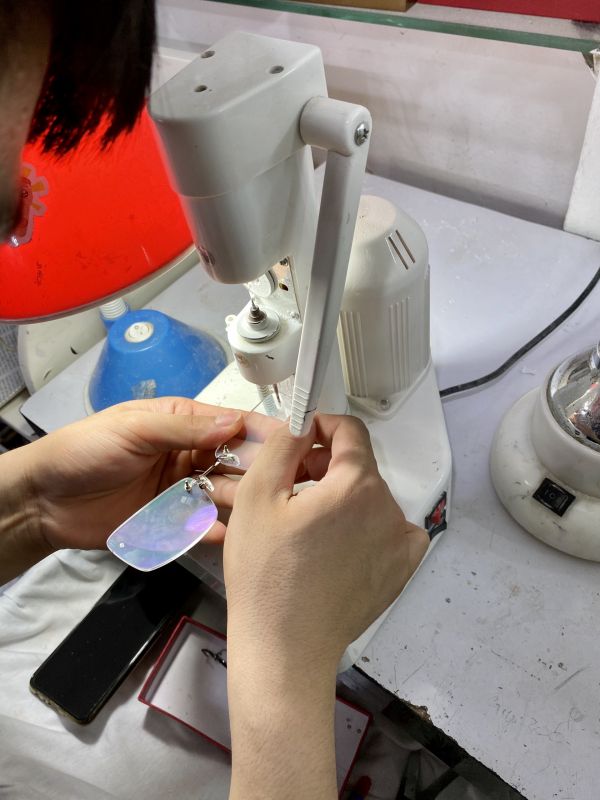 👑Cắt mắt cho các mẫu gọng khoan luôn cần 1 tay nghề cao, sự tỉ mỉ và lành nghề