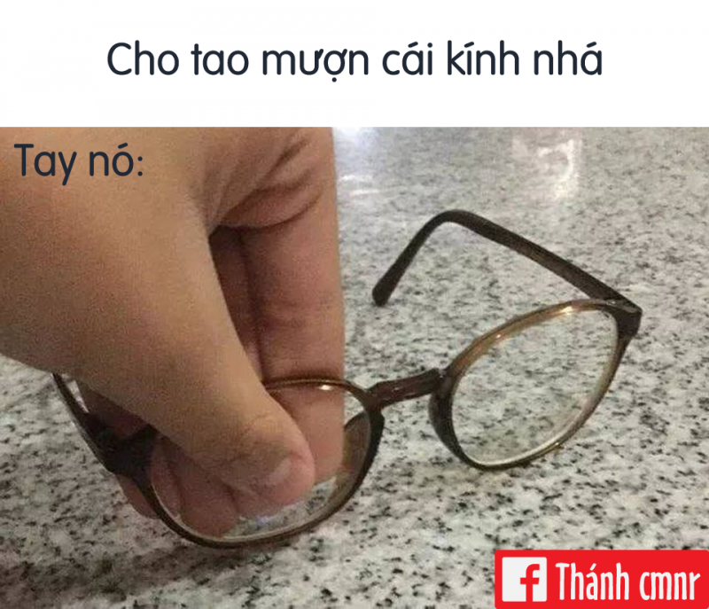 Khi đứa bạn mượn kính >.